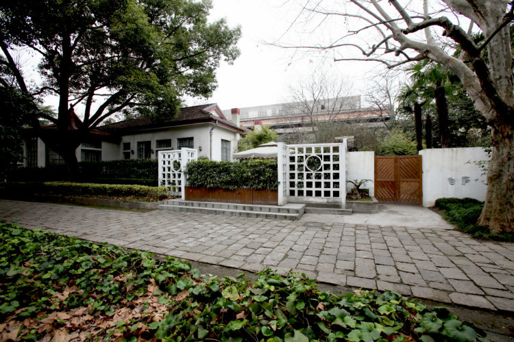 复兴岛上,破败落寞,荒无人烟,一代枭雄短暂停留的地方