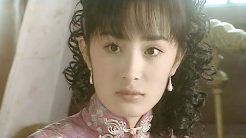 杨幂的脸很怪异,从鼻子到嘴巴都长得好奇怪。