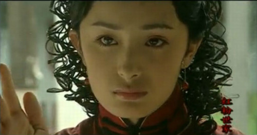 杨幂的脸很怪异,从鼻子到嘴巴都长得好奇怪。