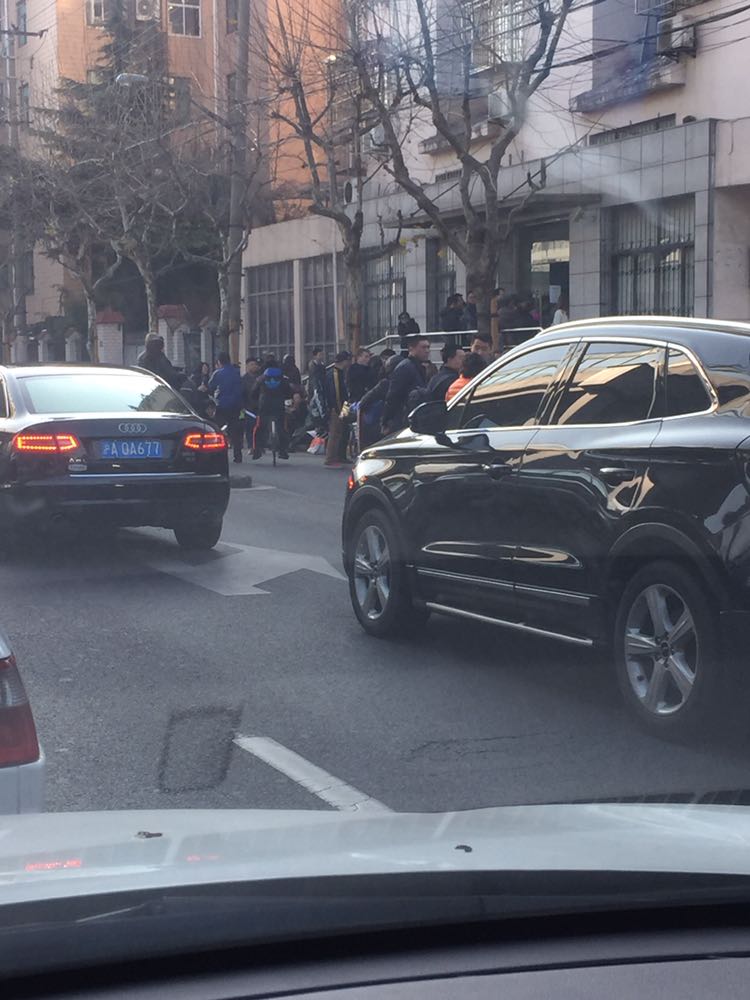 今天路过中山北一路803,旁边一个地方都是人