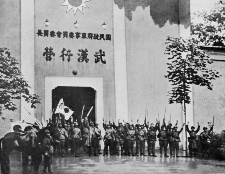 1938年10月25日,攻占国民政府武汉行营的日军士兵.