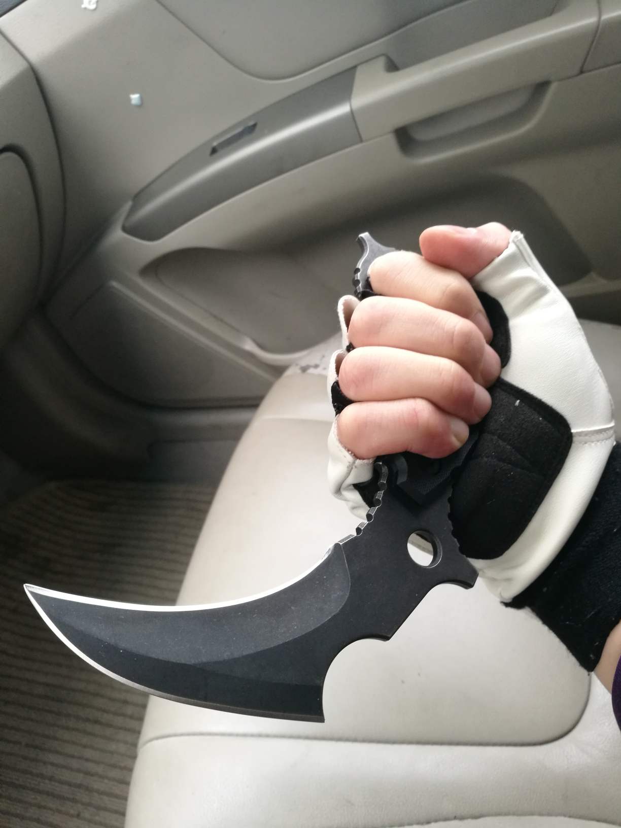 双手握这个绝对没问题,不过我也要重伤了