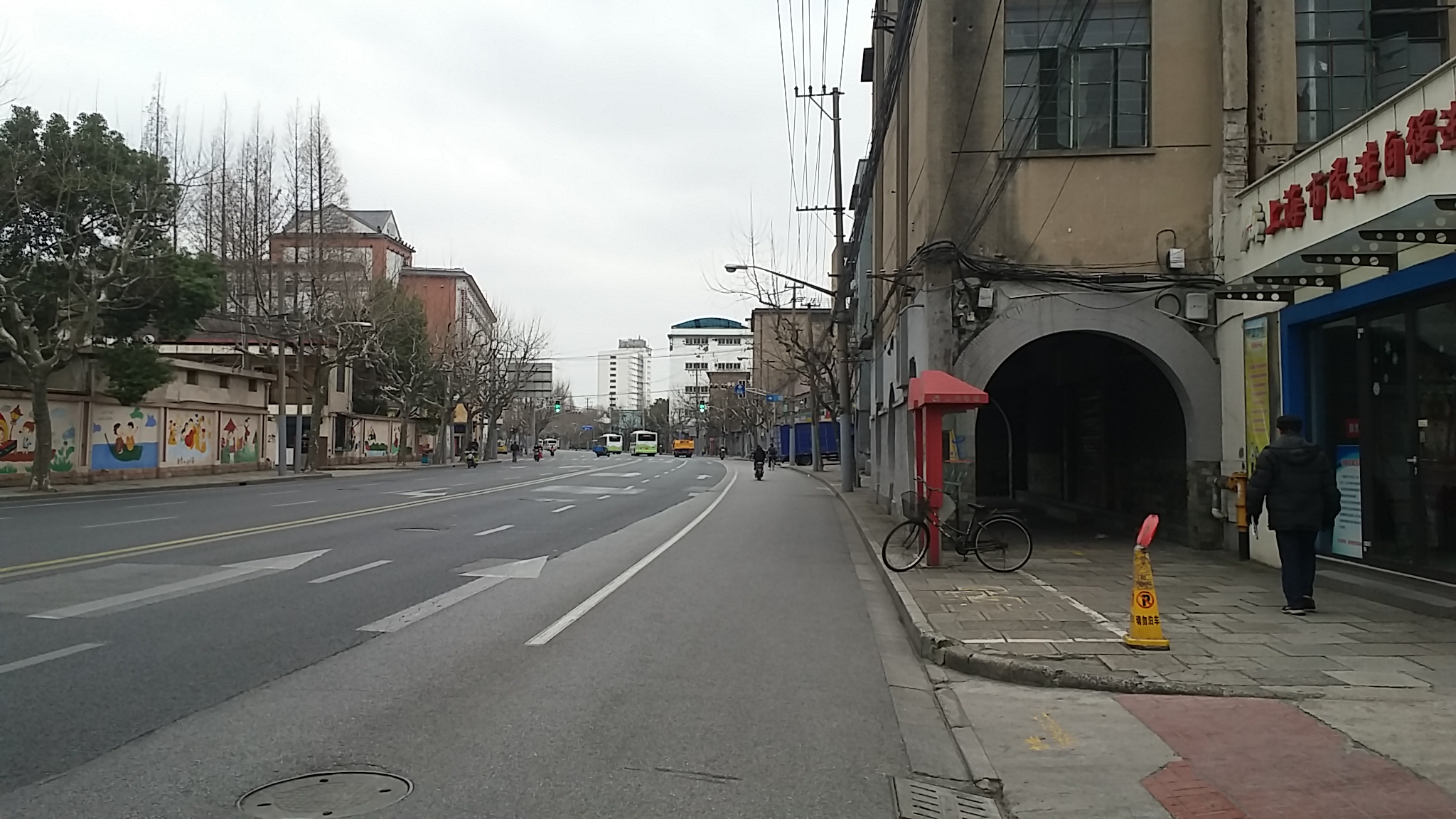 这是漕宝路虹漕路附近,右边那个像山洞似的通道,至今还在.