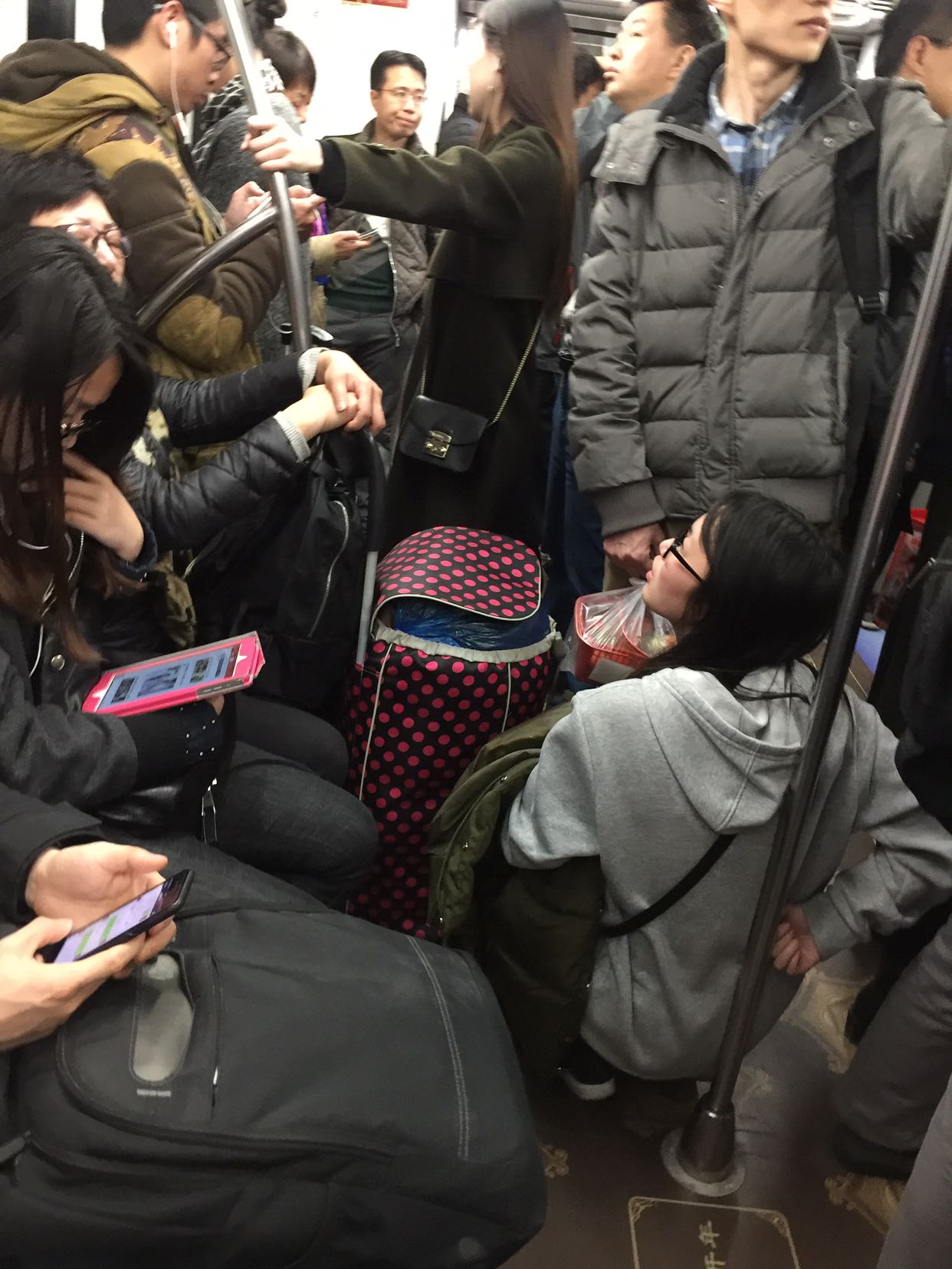 上下班挤地铁挺幸苦的 有时都站不动