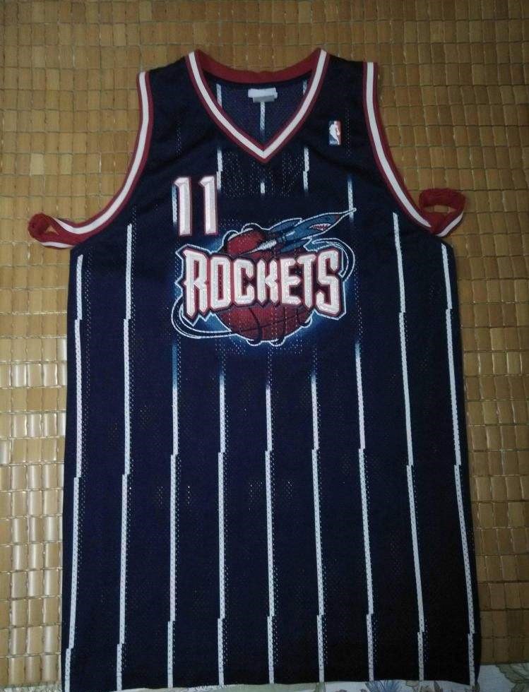 下图的11号球衣是我那时花巨资在襄阳路市场买的盗版球衣.