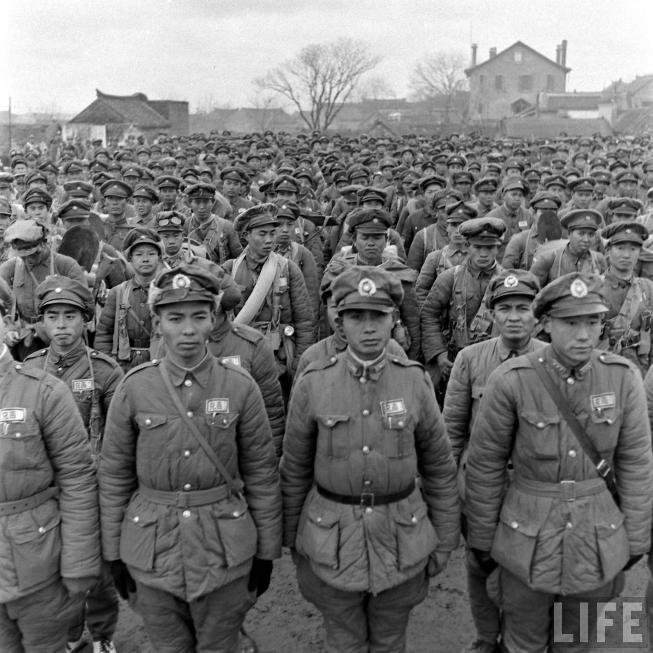 1945年严格检查日本遣返人员照片