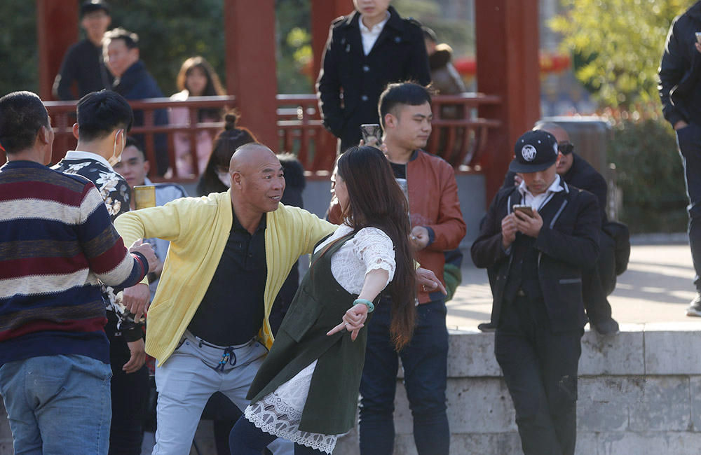 有小夥說道,自己是在網上得知人民公園廣場舞走紅的,今天不上班特意