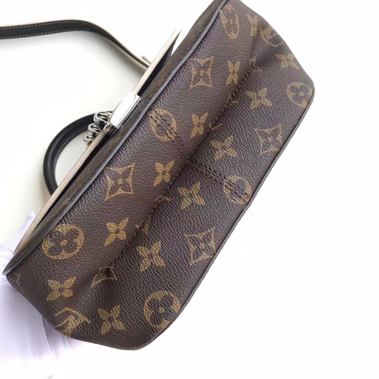 l.v 最新款 m44115 老花料链锁手提斜挎包