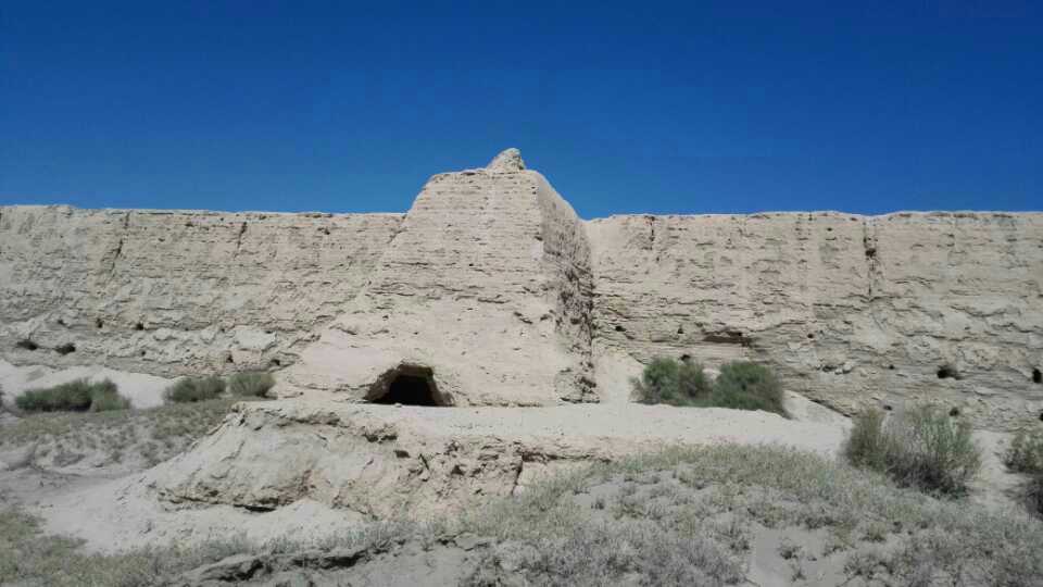 唐瓜州城,也是夯土的.大半个城门被尘土掩埋了.