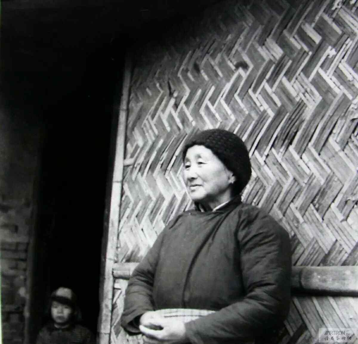 浦东老妈妈温柔的注视着,也许是做好了饭食等待还未归家的儿子.