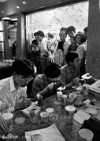 上海第一家肯德基开张 人潮人翻