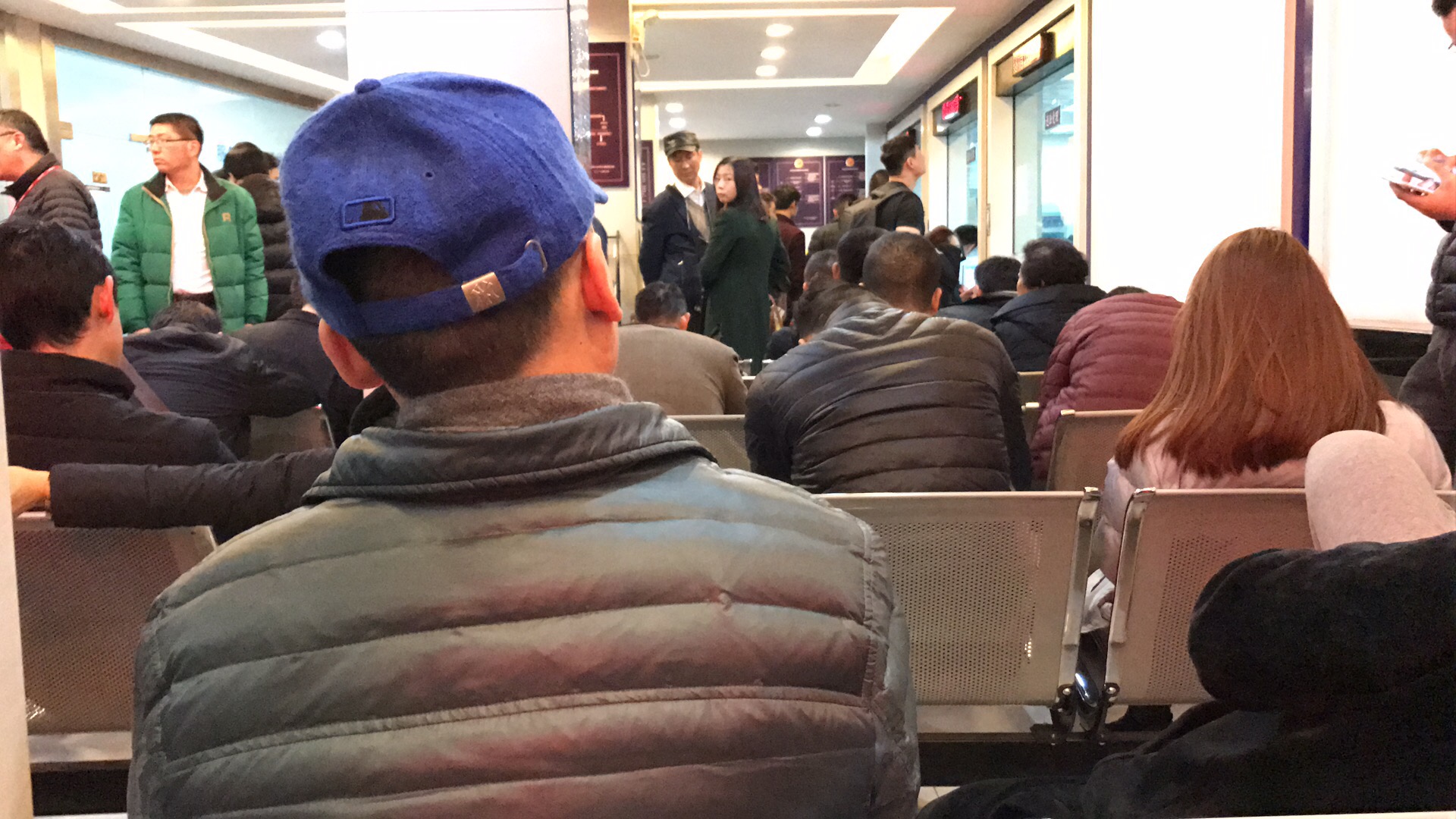 五点钟起床排队,前面还有50人!