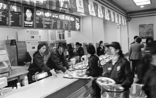 上海第一家肯德基开张 人潮人翻