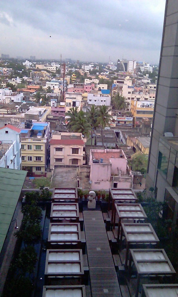 从酒店的楼上往下拍,可以看到两个不同的世界