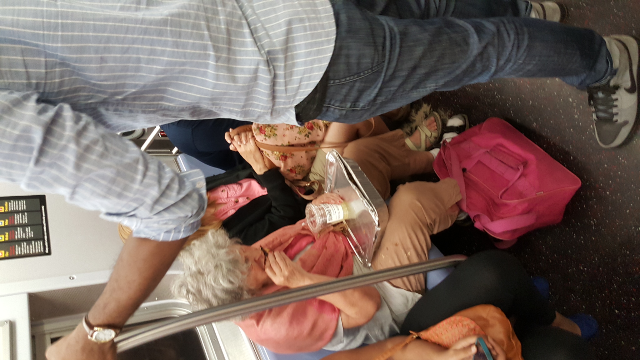 本地人在地铁上吃馅饼,看你们怎么喷.