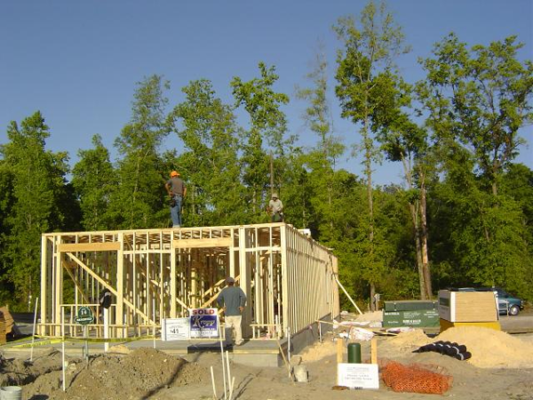 独立小住宅,一层位置,轻型木结构承重框架墙体,搭建施工现场.