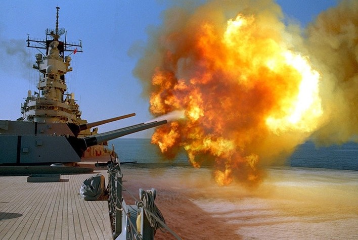 "沙漠风暴"行动中,美国"威斯康星号"战列舰上的16英寸口径舰炮在开火