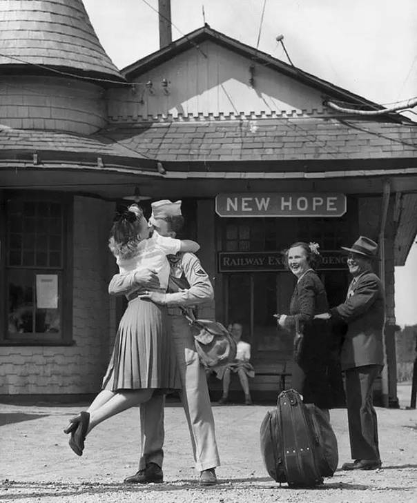美国女士在火车站拥抱士兵男友,1945