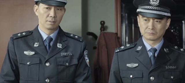 这制服有问题啊?看出来了吗?