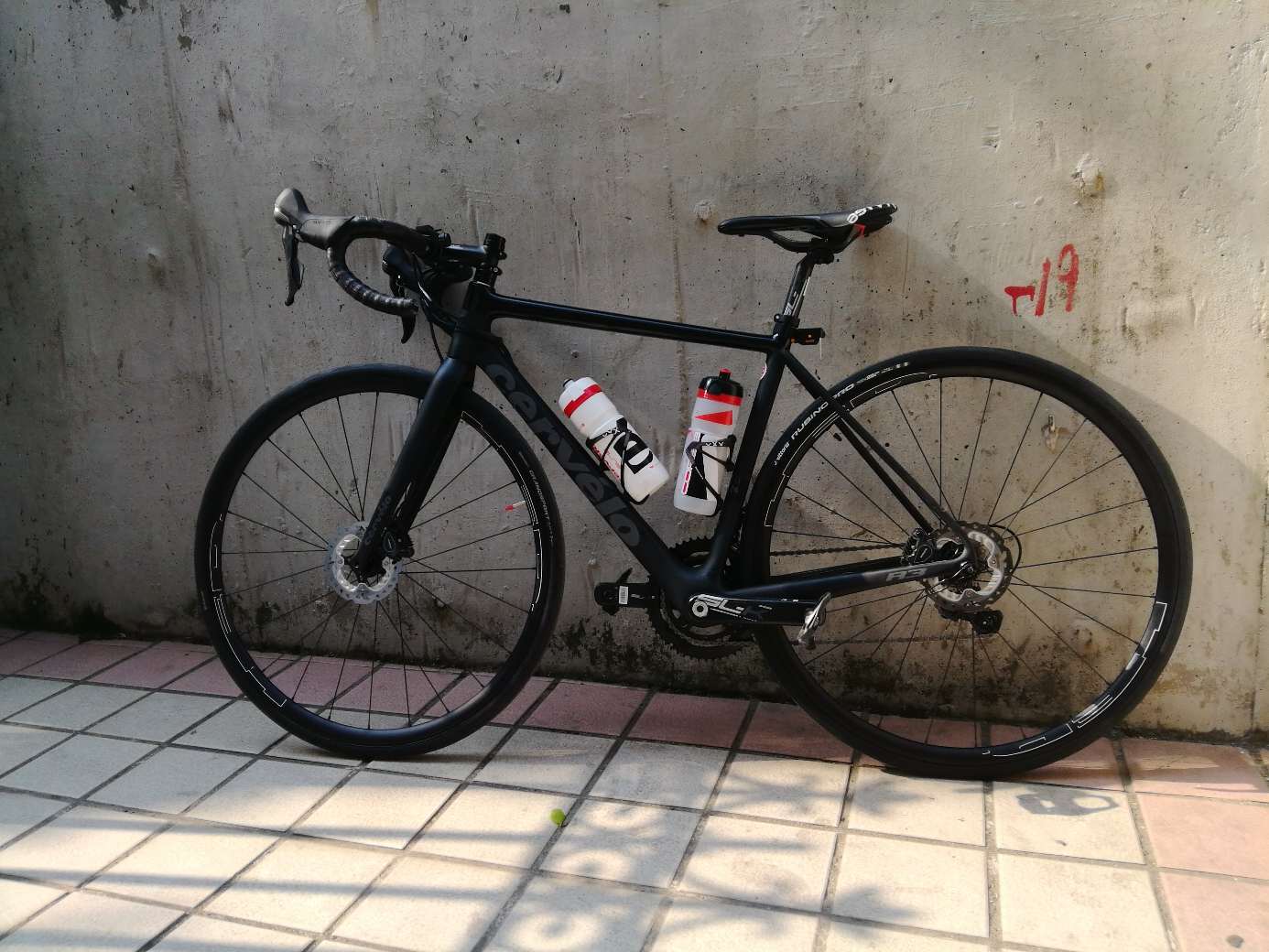 昨天从车店提走了这款tcr6300,只用来周末骑骑长途,不做通勤用