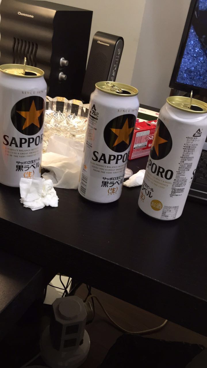 上次在外地酒吧喝科罗娜,是我喝过最难喝的啤酒,不知道是不是假酒