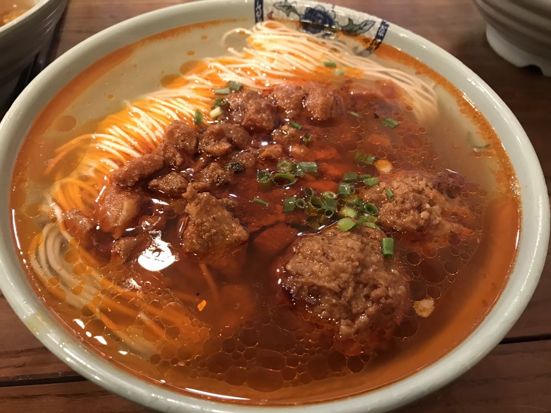 今天出,一个人跑去吃辣肉面