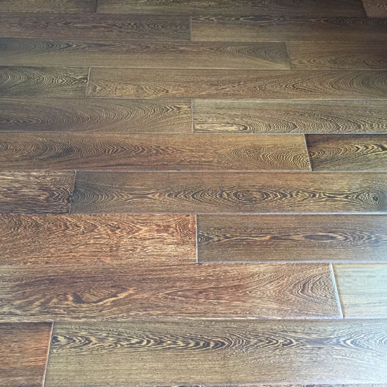 鸡翅木地板不错的.我来推荐.一般实木鸡翅很少插样