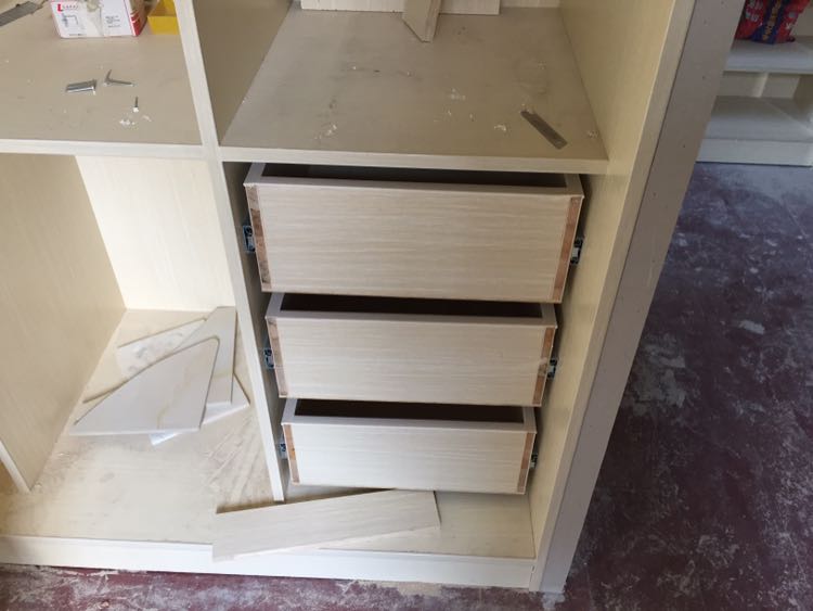 是不是前面还缺一层面板.我想做的和图里一样的抽屉.