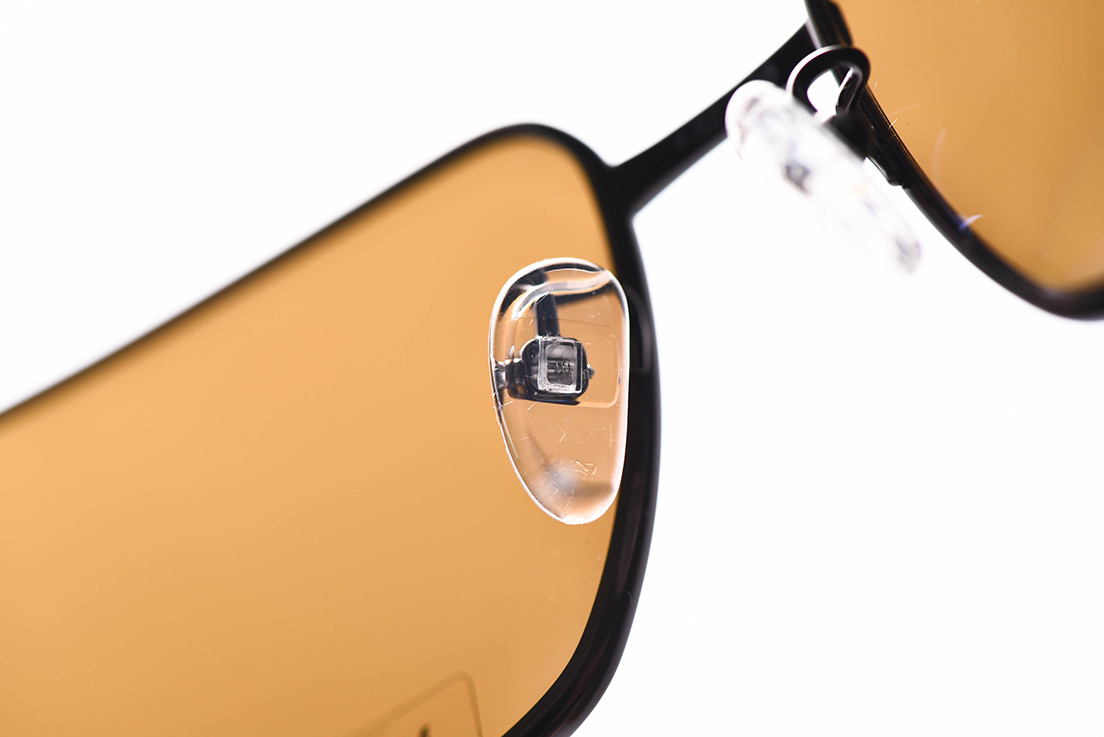 出一幅 奔驰太阳镜,罗敦司德偏光镜片.