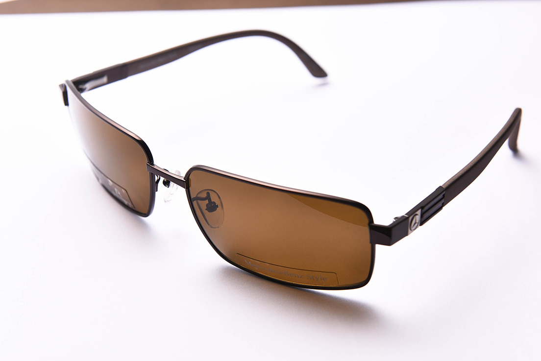 出一幅 奔驰太阳镜,罗敦司德偏光镜片.