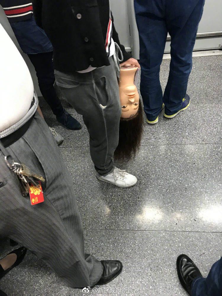 一颗倒挂假人头 吓得双腿发软