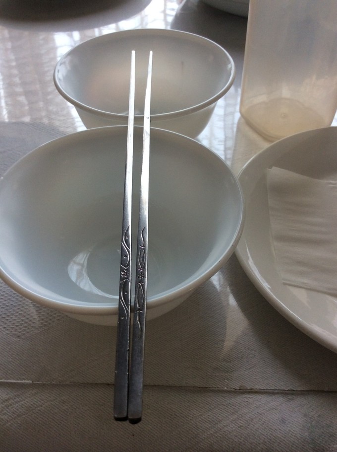 朝鲜的筷子都是金属的,他们不用木筷或竹筷,而且形状是方的