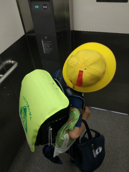 还很礼貌地帮我按电梯,一定是个三好学生.