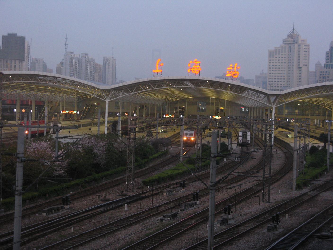 感觉上海站的站台和建筑都好破啊!跟其他两个火车站没法比