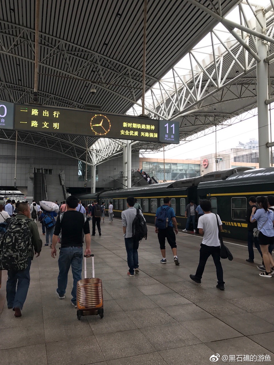 感觉上海站的站台和建筑都好破啊!跟其他两个火车站没法比