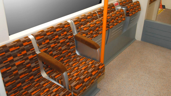 上海地铁为啥不搞这种带软衬垫的座椅?