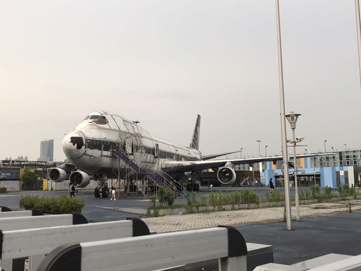 浦东世博园有架破飞机,貌似747,好久了吧