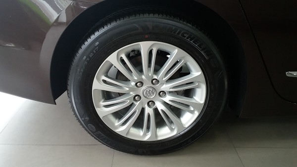 君越是大而宽的轮胎,样车是米其林品牌的,我那辆御桥的现车也是如此.