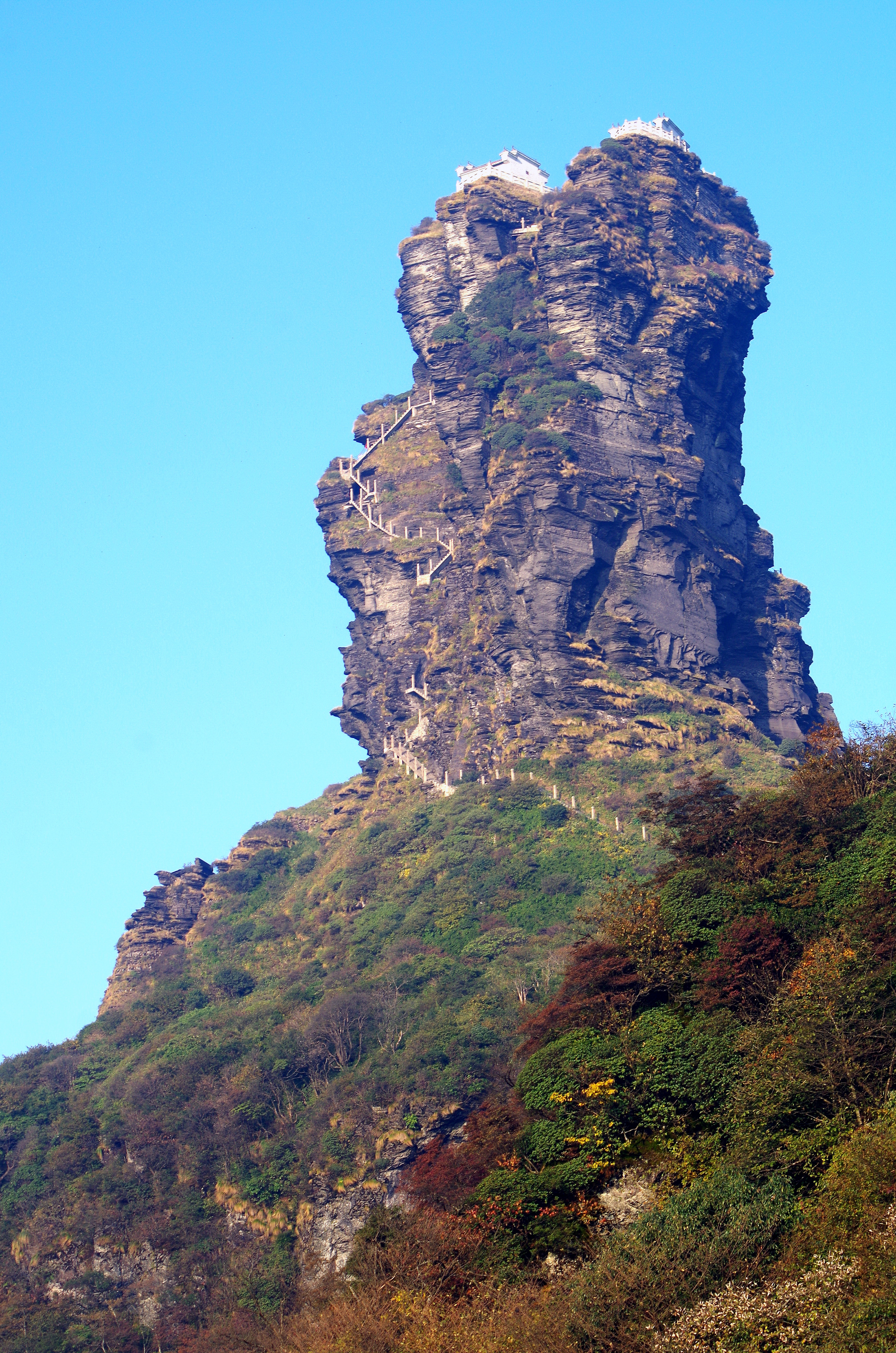 梵净山,最高峰上一座只有两间很小房子的庙,有和尚每天上去收收功德箱
