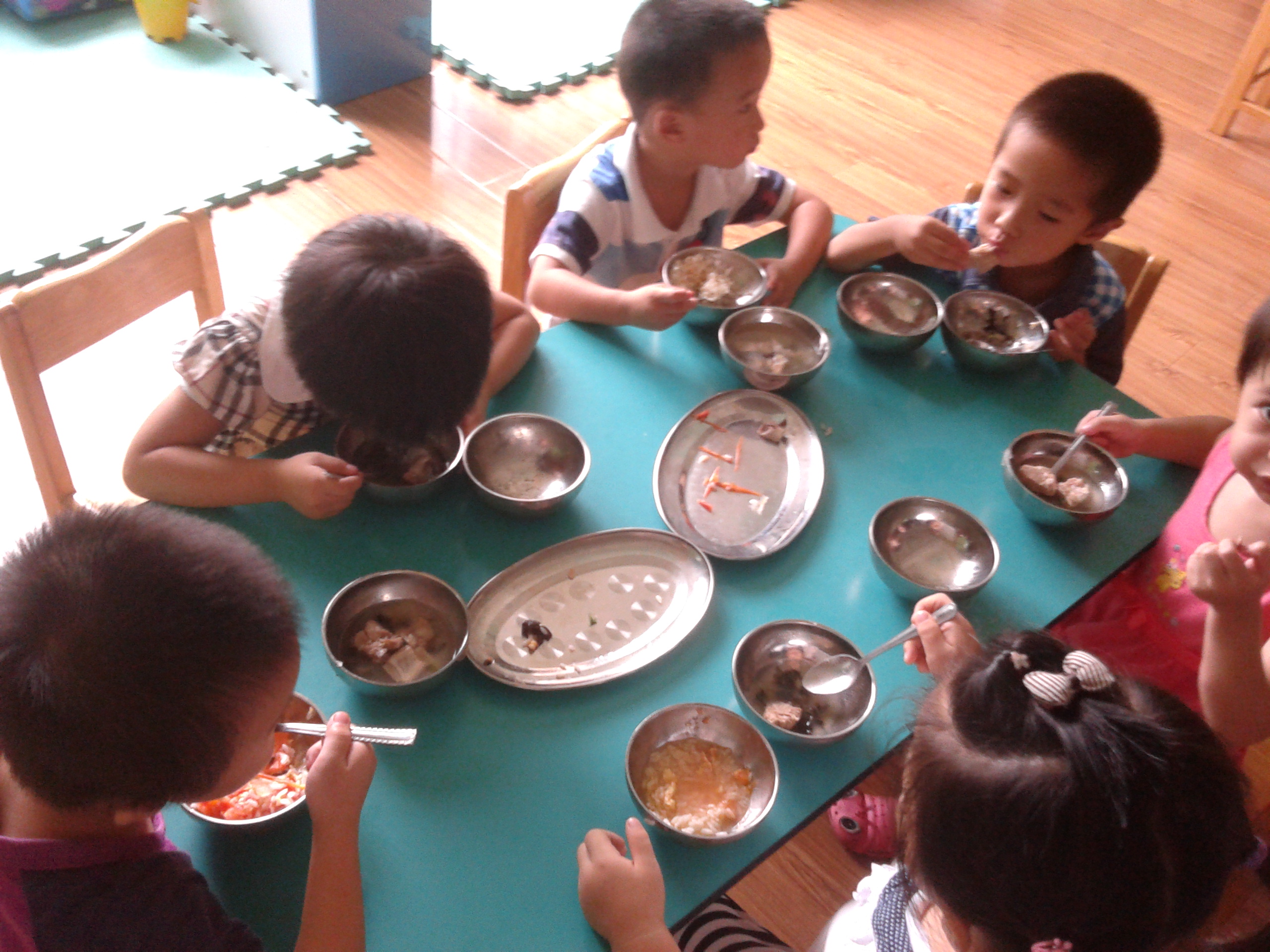 日本小孩吃饭碗都捧起来的,中国小孩吃饭碗都放在桌上的.