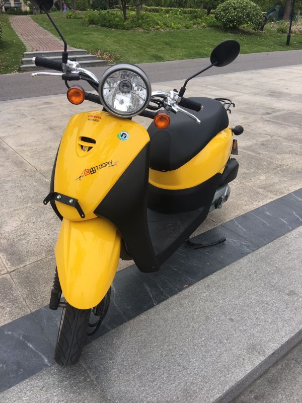 本田自由,20公里路,比四轮快,就是全盔有点受不了太热了.