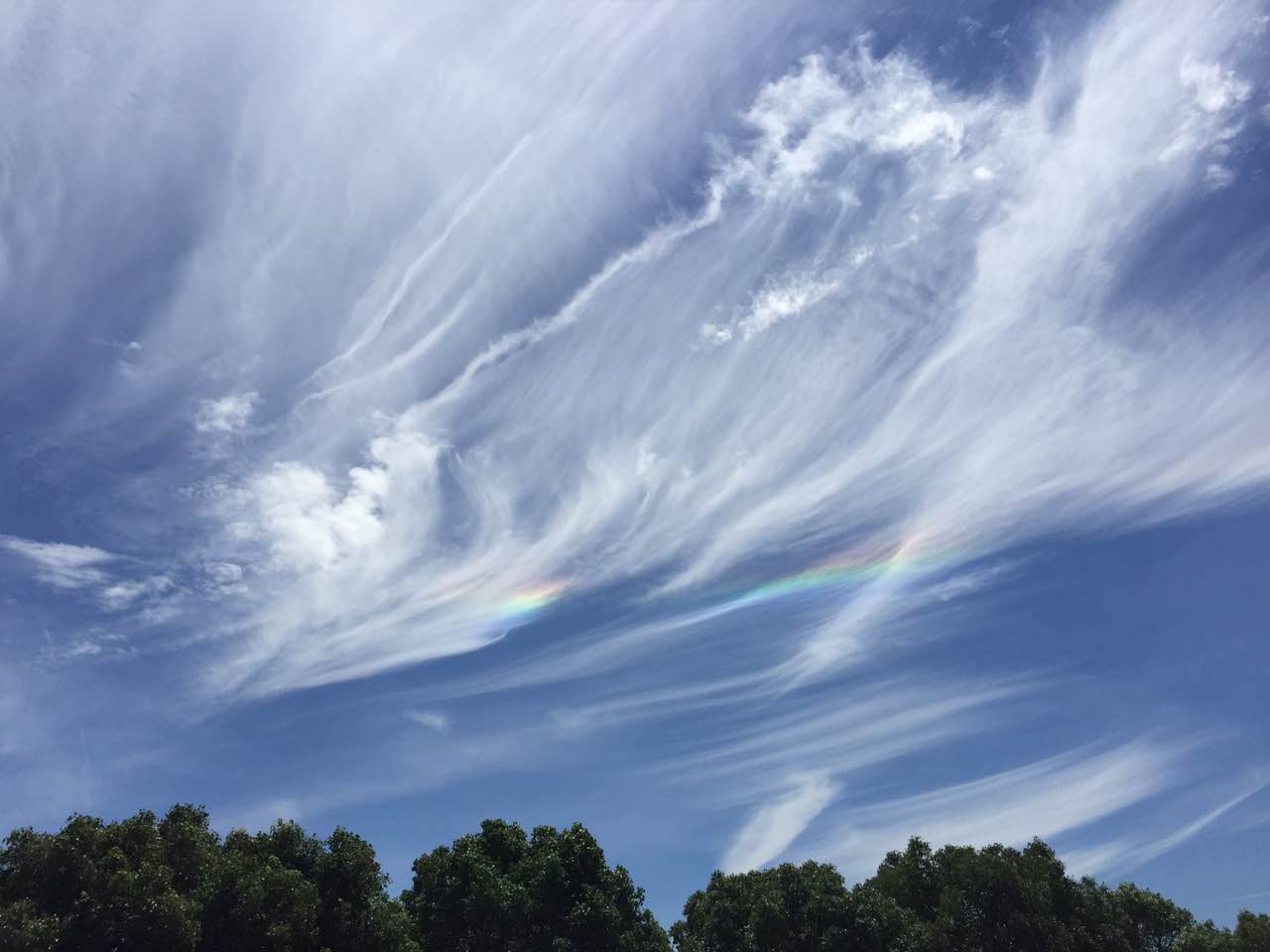 外面現在有七彩雲出現,是不是孫悟空踏著7彩雲來啦.