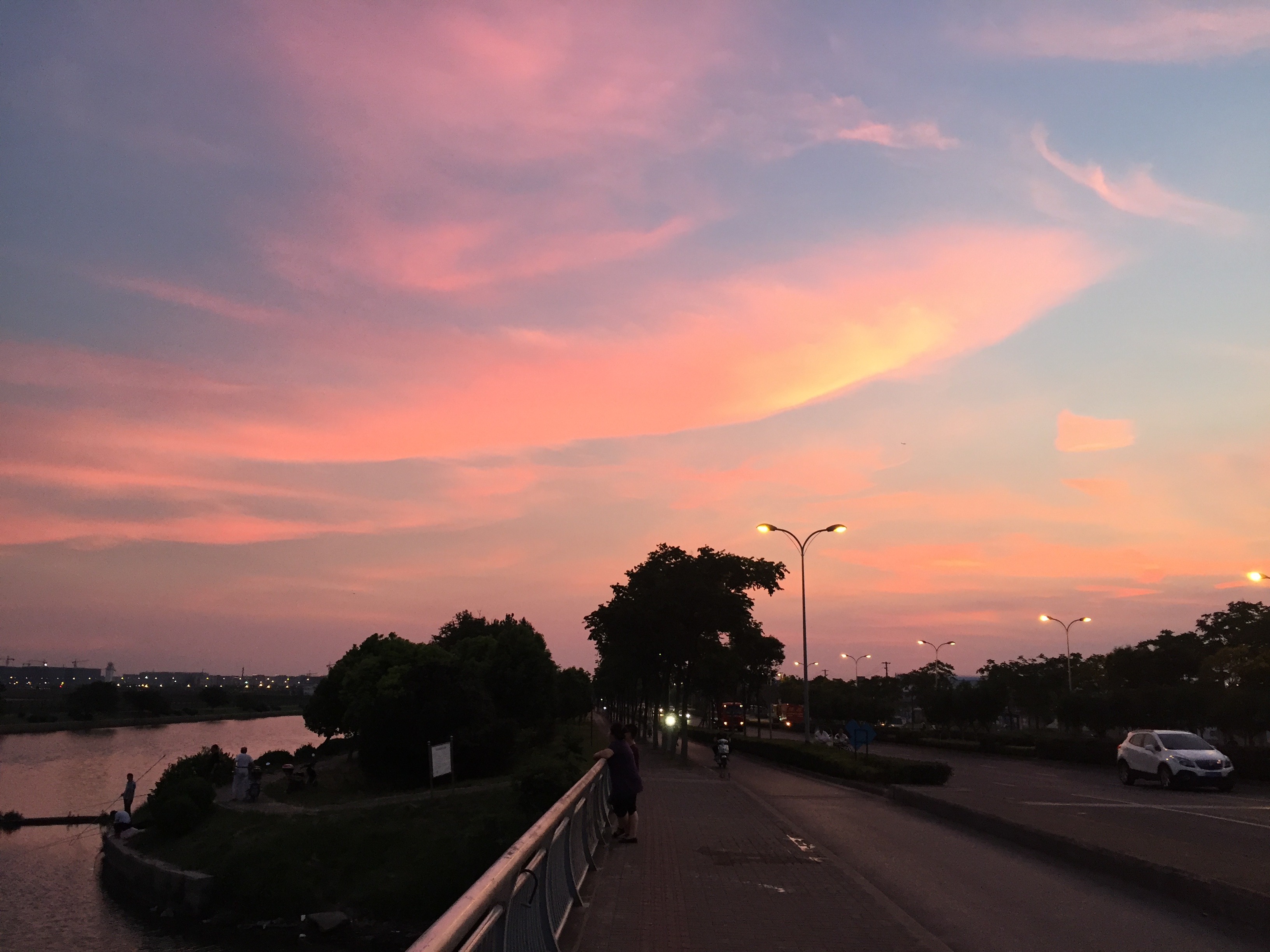 刚刚在天山西路拍晚霞