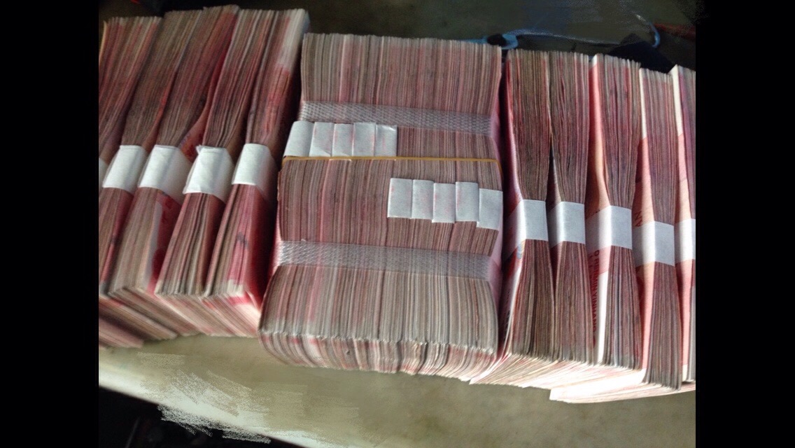 你也可以拿点出来看看 家里现金不多