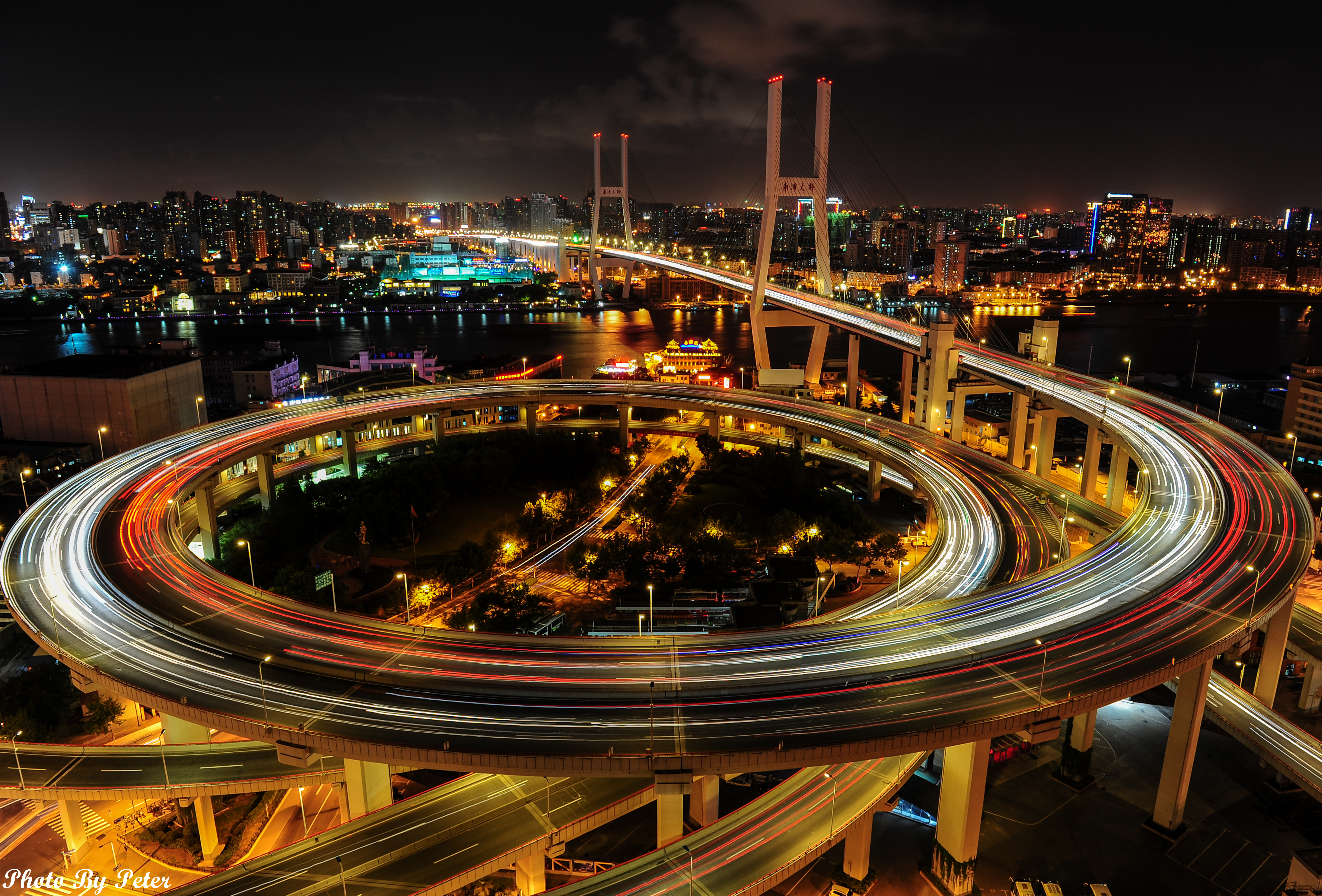 南浦大桥盘旋上升的高架