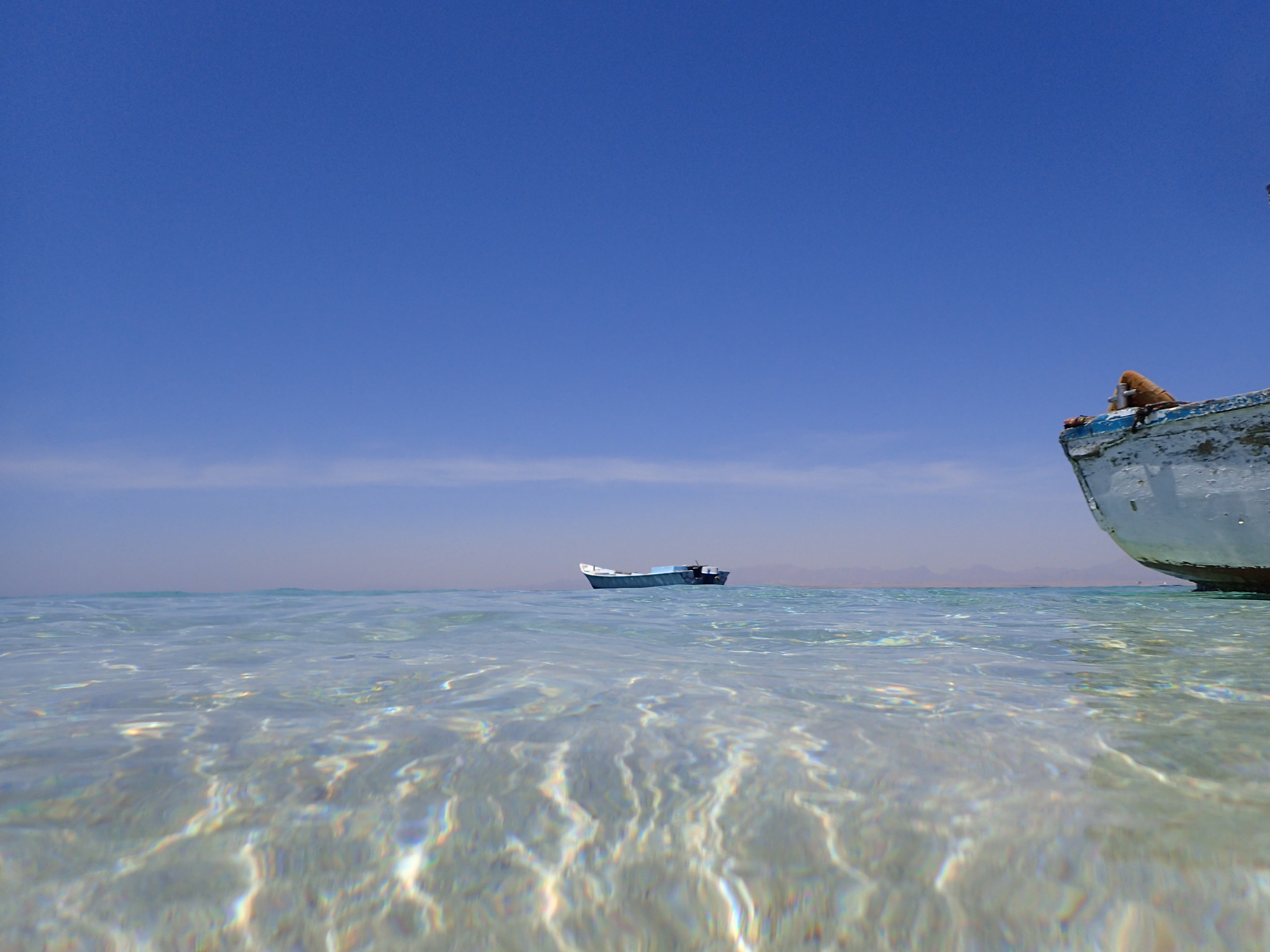 这里的海水很浅,很清,浮力很大,不会游泳的人也能漂浮.