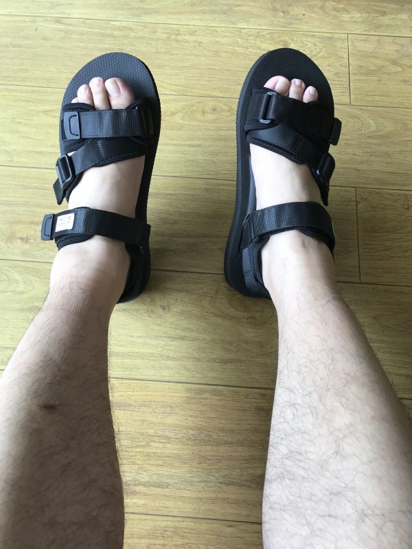 发现现在男人穿风凉鞋的人少了