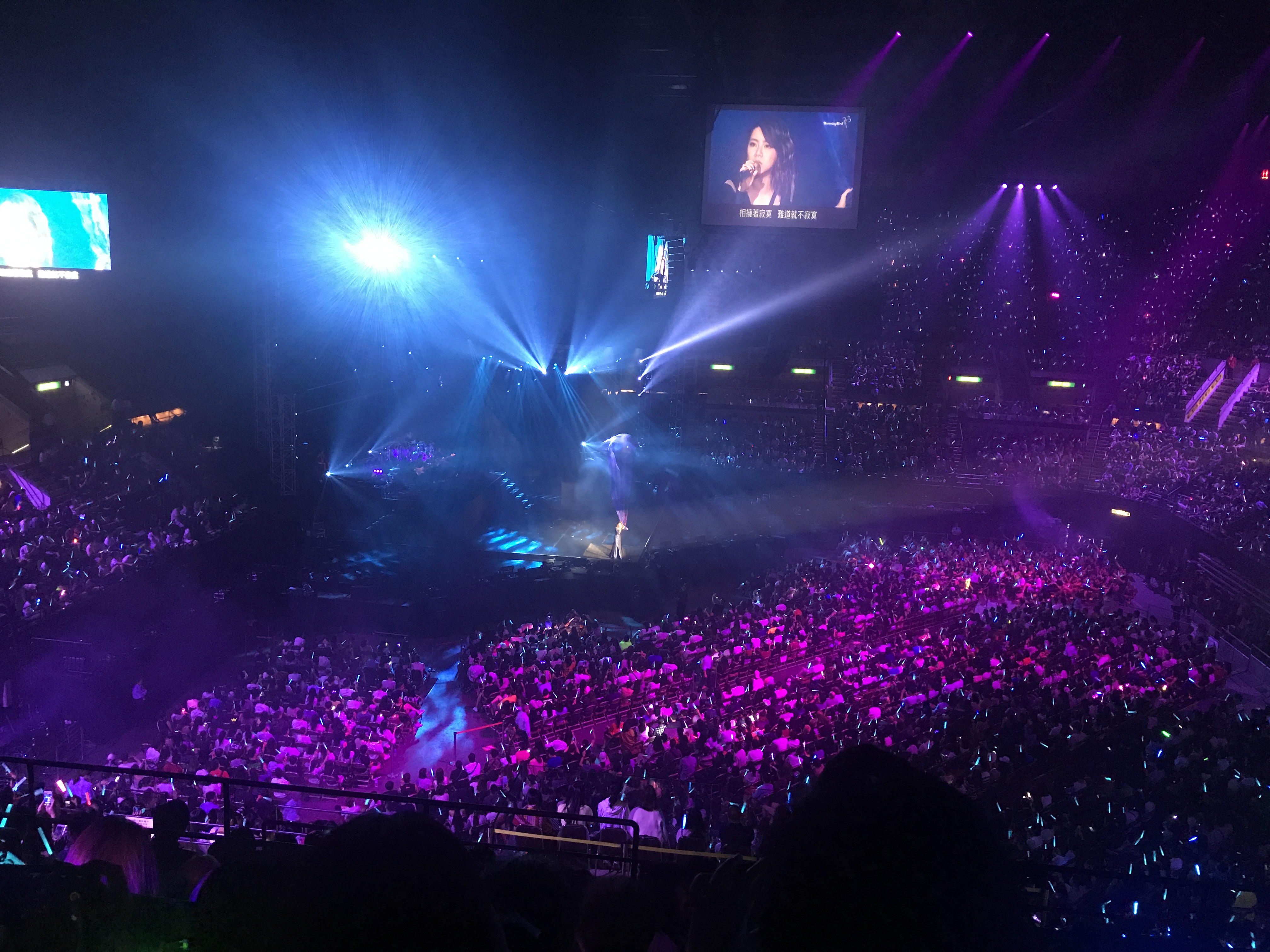 上周六正好在,顺便看了场她的红磡演唱会,唱功还是很不错的!