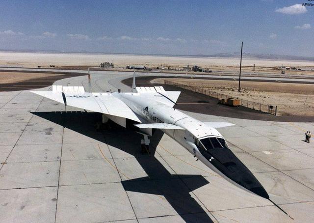 史上最酷轰炸机 挂载14枚核弹全球直飞