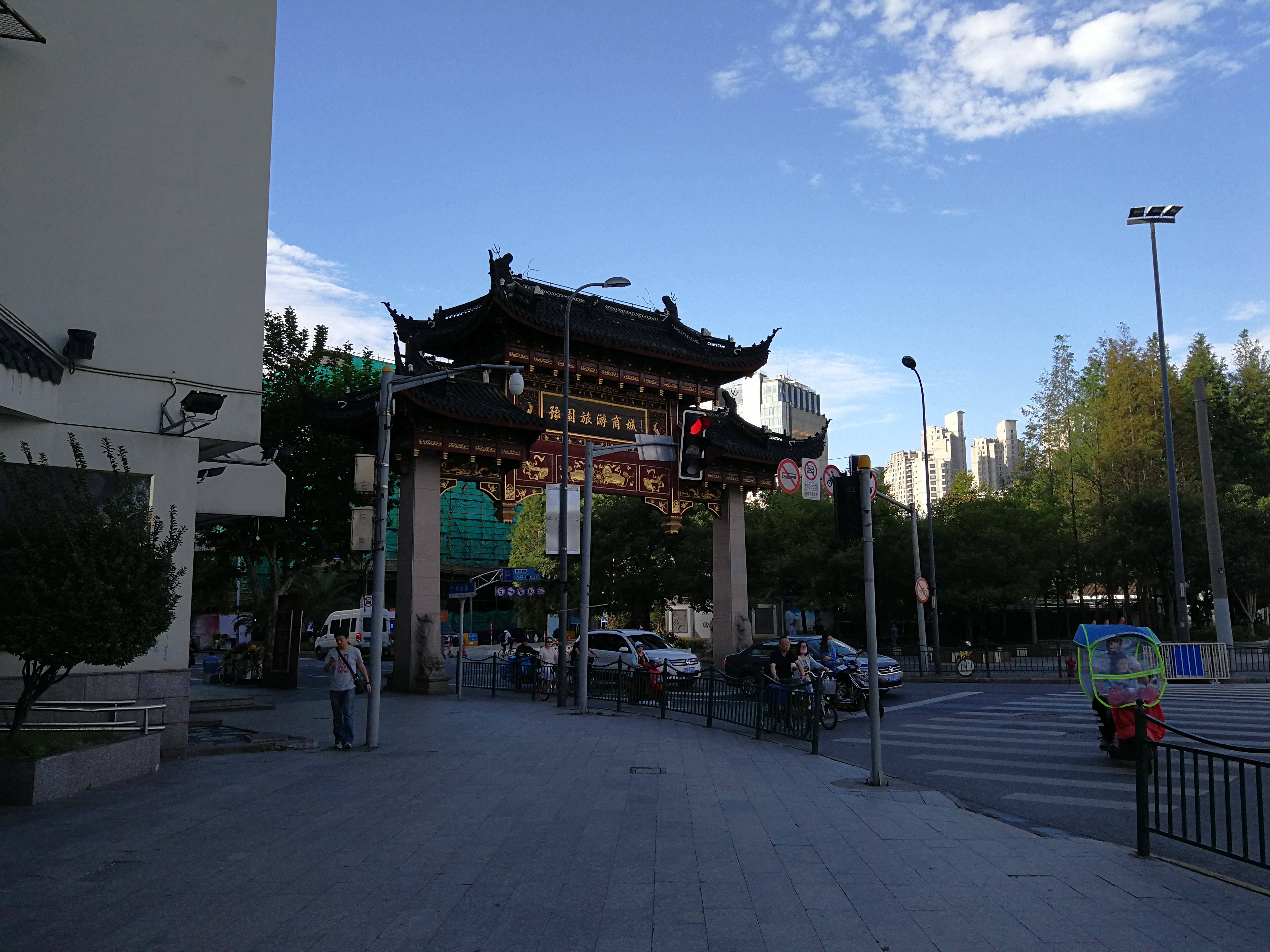 看到人民路么,就顺着人民路往北走,疑似是往北走.